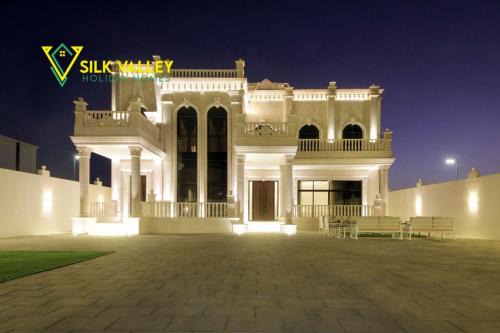 Massive 6B+maid's Villa with luxury amenities