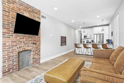 Massive home downtown with Hot Tub