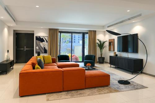 Massive LuxXo Family & Friends House with Terraces, Private Parking, Pool & Quick Access to Dubai Mall