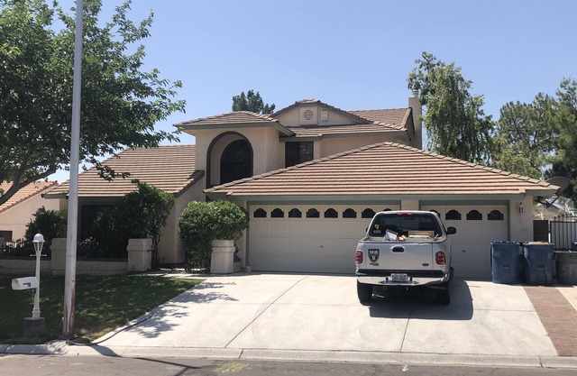Master Bedroom and bath in a Vegas home with pool & 7 minutes to the strip