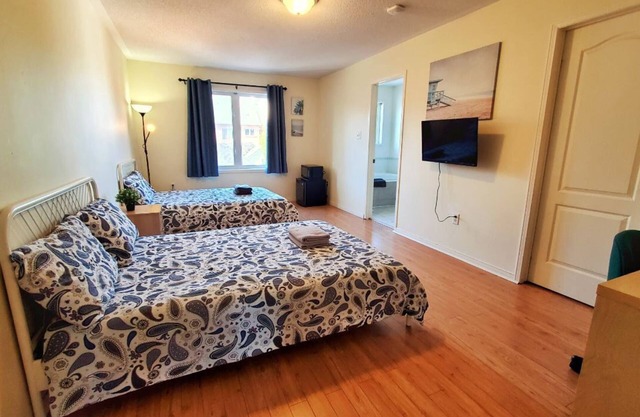 Dormitorio principal con baño privado y estacionamiento en YorkU. Camina hasta el metro stn.