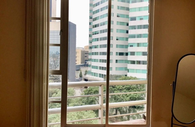 DORMITORIO PRINCIPAL que se encuentra dentro del Departamento, muy cerca de la Plaza Comercial Santa Fe y la Zona Corporativa. Pequeño condominio tranquilo y con seguridad las 24 horas todo el año. Cerca de Santa Fe y rodeado de pequeños supermercados...