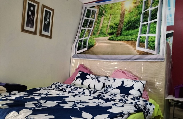 dormitorio principal con baño privado en Frankkk a pie de cbd, baño y cocina renovados