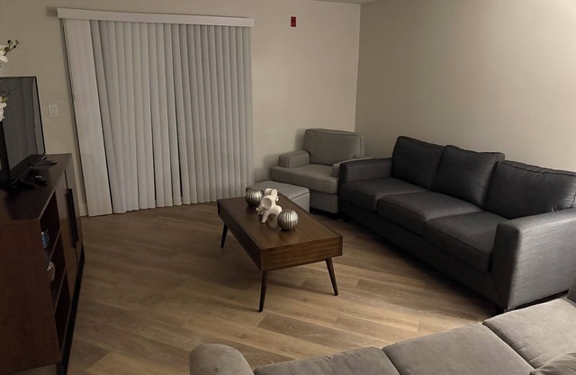 Master ROOM in suit bathroom pool gym, luxuries building downtown