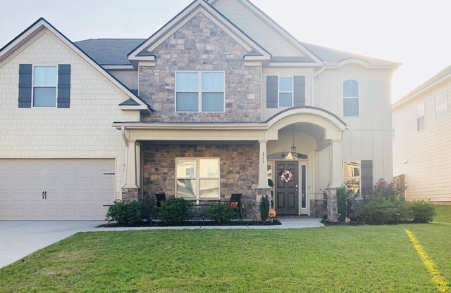 Hermosa casa de dos pisos nueva por Winchester Homebuilders