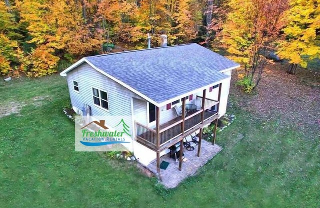 MASTERS RETREAT cerca de Pictured Rocks - Cabina para todas las estaciones! Capacidad para 6 mascotas bienvenidas!