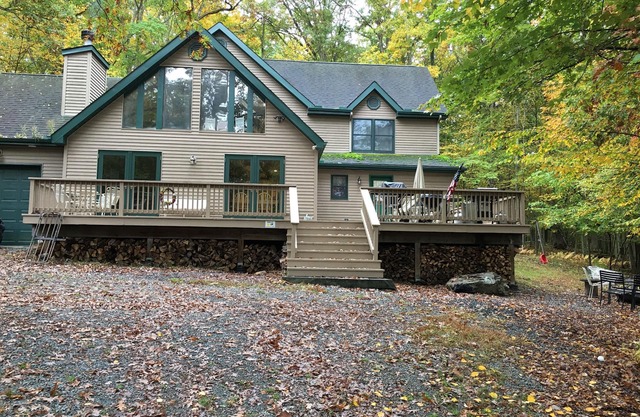 Masthope chalet house 5 minutes to lake, pool and ski slopes.