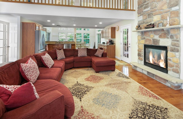 Masthope Luxury retreat 4bd King size bed , Jacuzzi 5 min to pools & lake…