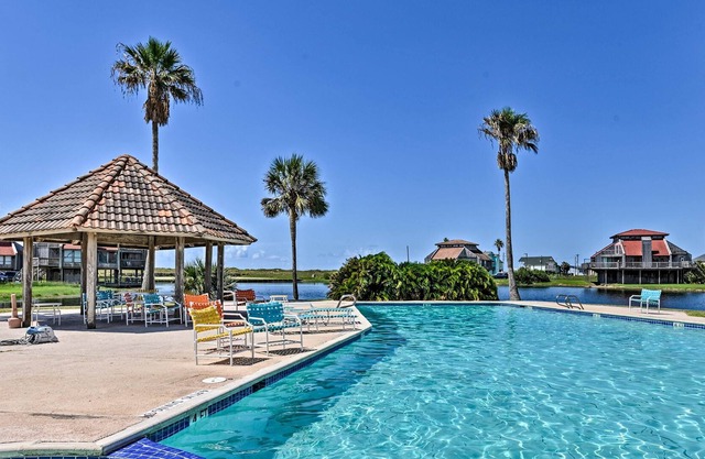¡NUEVO! Matagorda Townhome w / Deck, Views, Pool Access