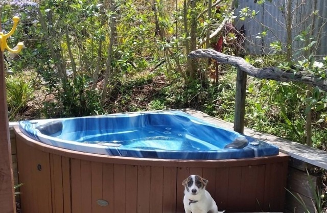 Matakana tranquilo retiro rústico, empaparse en el spa caliente aislado.