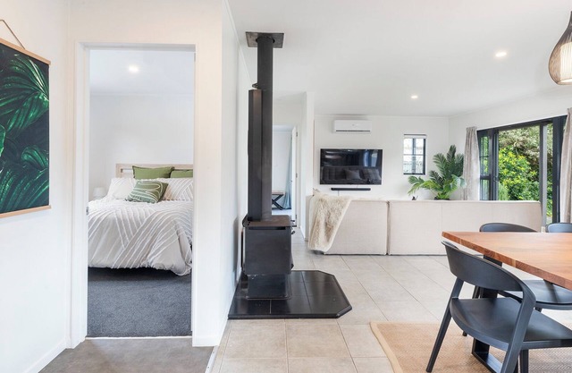 Matakana Village Central - Modern Holiday Home