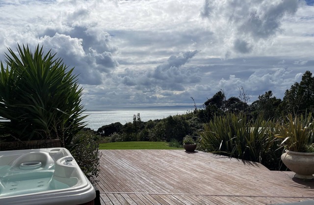 Matangi Apartment - Apartment w/ Private Spa Pool and Sea Views