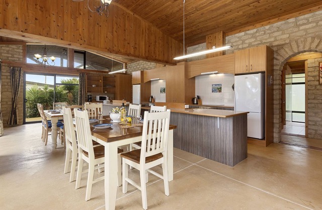 Matapouri Earth Castle - Matapouri Holiday Home