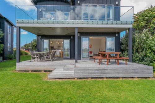Matarangi Lakeside Gem - Golfers Dream!