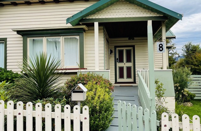 Mathinna House is a four bedroom heritage home in the heart of Franklin.