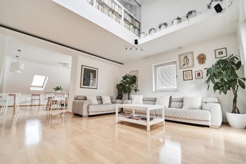 Matic Spacious Modern Apartment