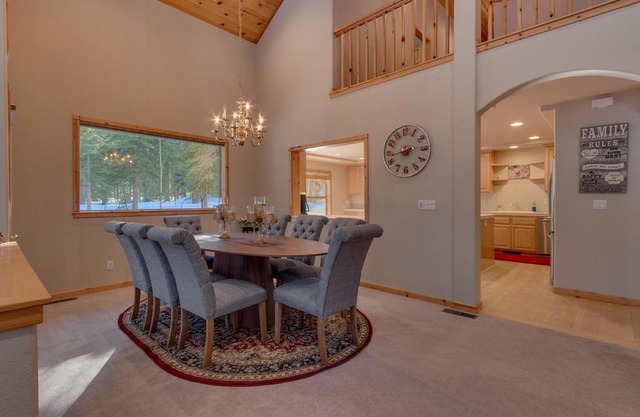 Matterhorn at Tahoe Donner 3000 Sqft 4 BR with Private Hot Tub and HOA Pool, Gym and Beach Access