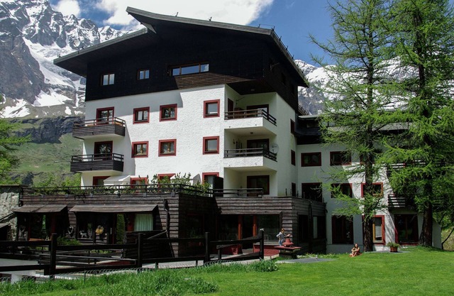 Matterhorn View Apartment in Breuil-Cervinia near Ski Area