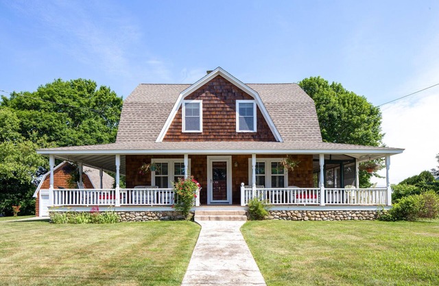 Matunuck walk to Ocean Mist, Large yard