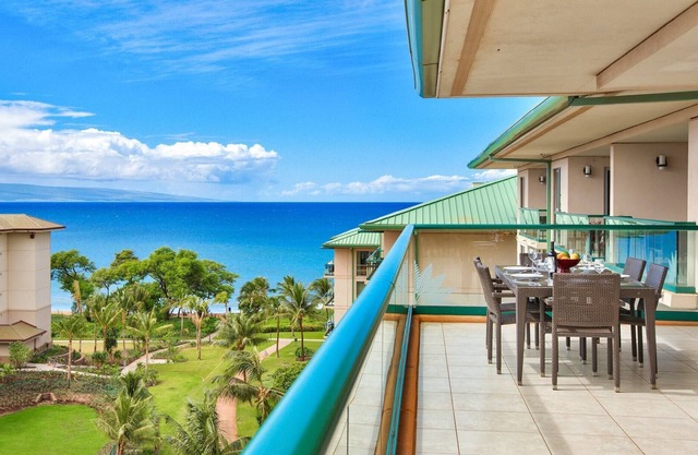 Alquiler del resort en Maui: Hokulani 820 - Piso superior 2BR con vista al mar y a la montaña + Balcón X L