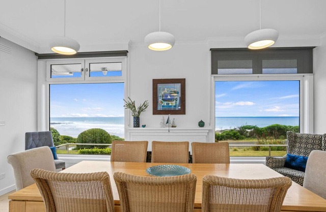 MAVI BEACH HOUSE - Stylish home opposite beach