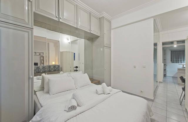 Mavili Square Cozy Apt AC & Kitchen, near Metro