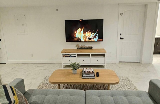 Max & Tiff's Charming Albion Suite
