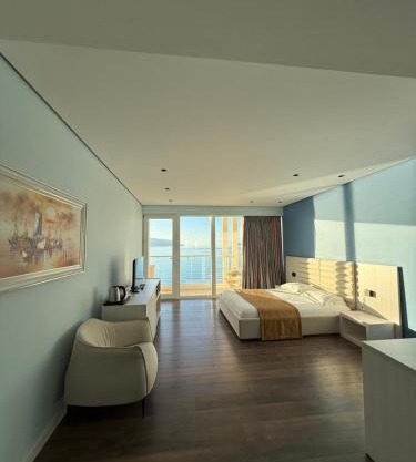 Maxi Room