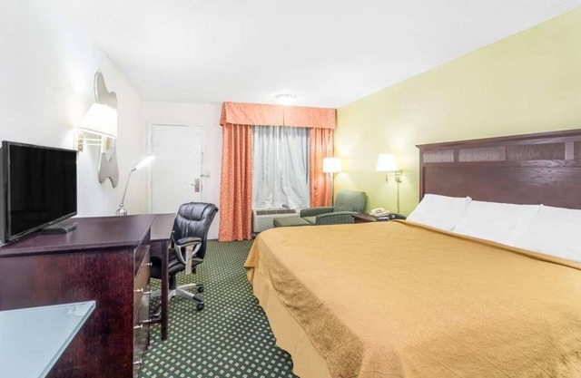 Maximum Comfort! With Outdoor Pool, Free Parking, Pets are Welcome!