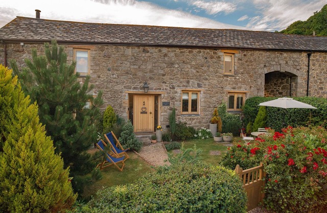 MAY BLOSSOM BARN, family friendly, with open fire in Lustleigh
