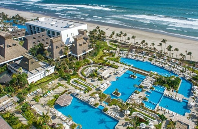 Mayan palace Beautiful suite, Hot tub, deck, bars, spa, amazing water park, etc.