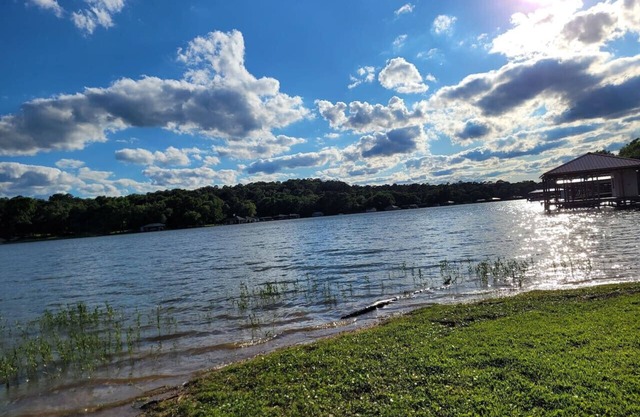 Mayberry Lakeshore Cottage at Lake Palestine