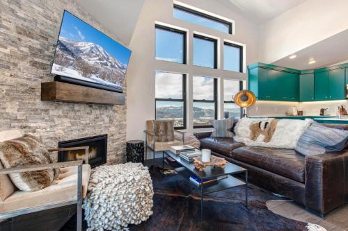 Mayflower Lakeside 304-21 by Moose Management