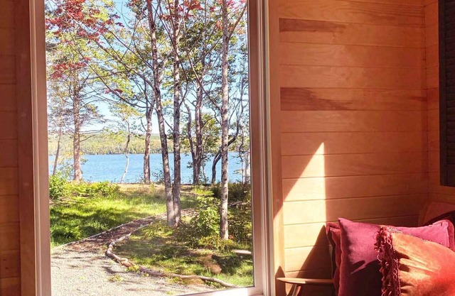 Mayfly Tiny House on fresh water Lake Ainslie 12 min distant to Inverness beach