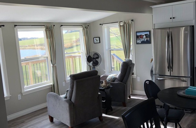 Mayneview Cottage. Disfrute de esta cabaña frente al mar en Clinton Pei.