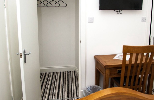 Maze Serviced Apartment is located in Ayr. Hosting a bar and snack bar