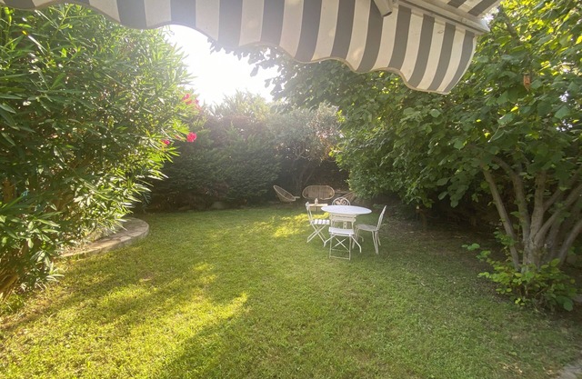 "Cerca de la Montagnette", casa de campo con piscina compartida