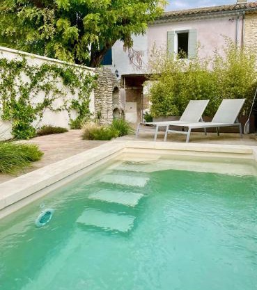 Mazet avec piscine, parking et clim dans le centre