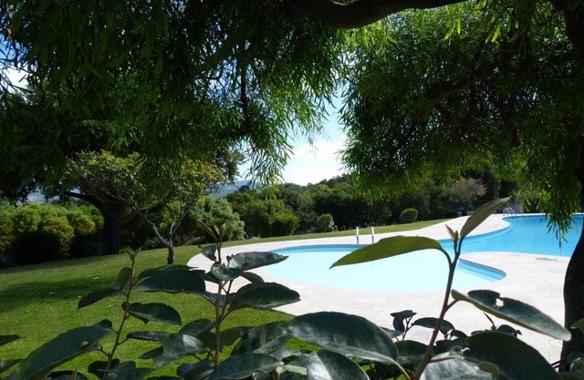 MAZET CORIOLAN DANS RÉSIDENCE PRIVÉE AVEC PISCINE