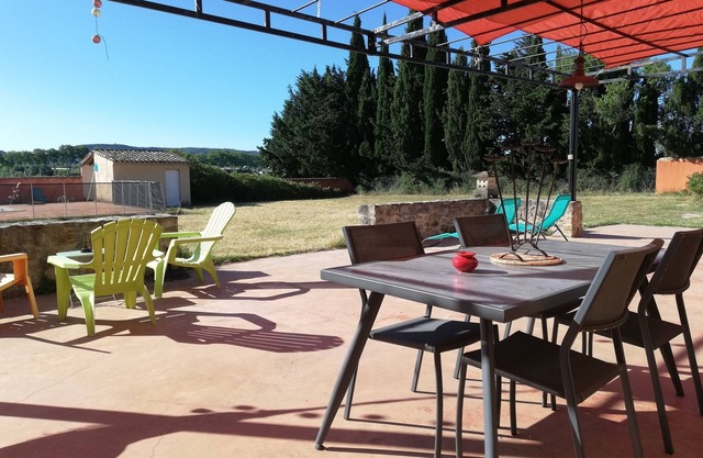 MAZET OF CHARACTER between vineyards and olive trees