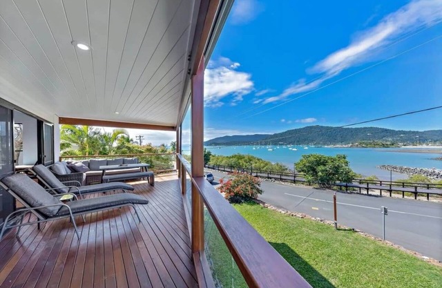 Mazlin House, Airlie Beach Waterfront Holiday Home ** New Waterfront Pool instal