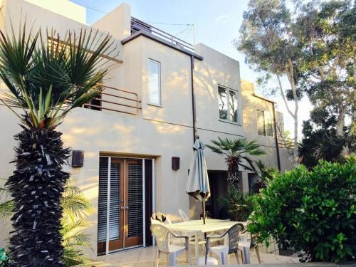 MB Contemporary 14 Guests by Sand AC plus Garage