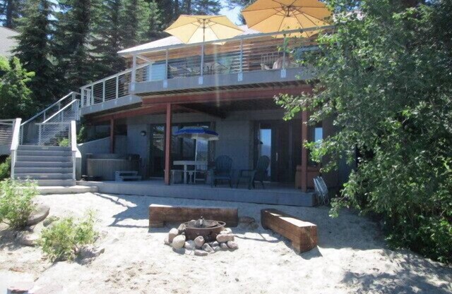 Casa frente al lago con playa privada, muelle, bañera de hidromasaje, 'Boat House'