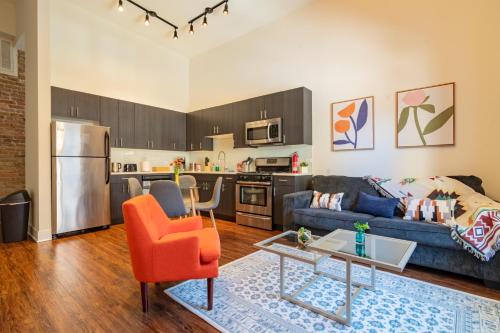 McCormick Place 420 Friendly 3BR in Downtown Chicago with Optional Parking Sleeps 8 Guests Near Soldier Field, Grant Park and Lakefront Trail