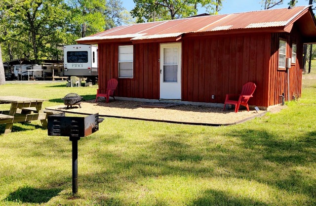 McGee's Landing Cabin 2 on Toledo Bend Lake. Lakefront! Pet Friendly!