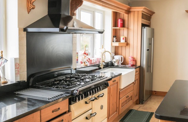 MCGUIRE'S COTTAGE, family friendly in Pulathomas, County Mayo