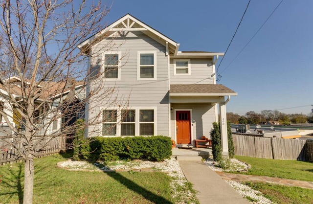 3 Bedroom Home- HUGE yard! 4.5 miles to Broadway.