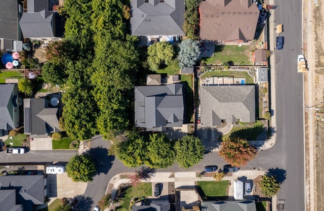 McMinnvile Suburban Oasis, Pet Friendly, Hot Tub, Epic Covered Patio, 1.5 Miles 2 Museum & Waterpark