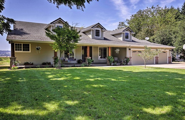 ¡NUEVO! McMinnville Wine Country Home w / Hot Tub + Deck