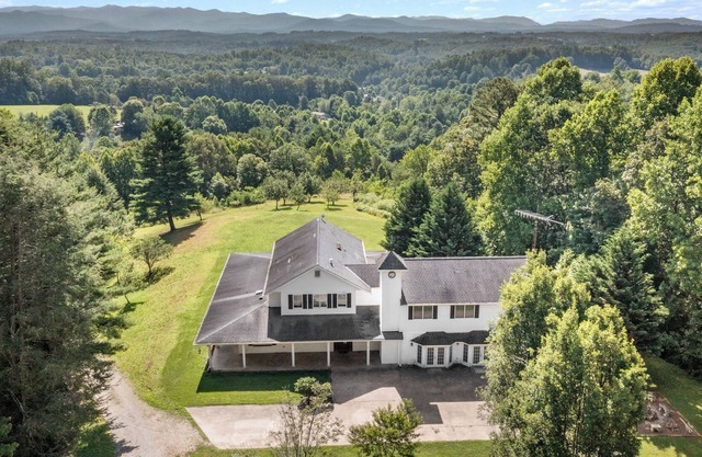 Meadow Point by AvantStay | Huge Blue Ridge Estate